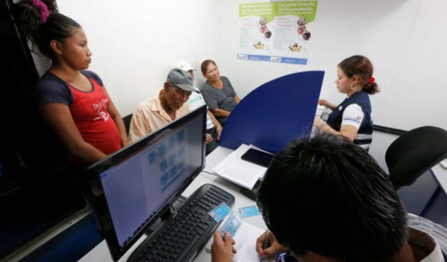  La campaña en Ucayali promoverá el reemplazo de los tradicionales DNI azul y amarillo por el electrónico. Foto: Andina   