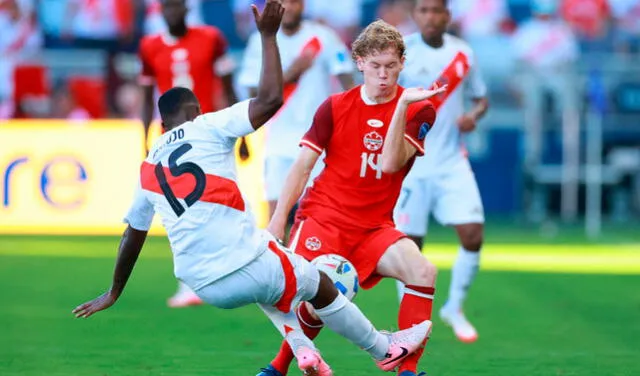  Miguel Araujo se ganó la cartulina roja por una dura entrada en contra de un futbolista de Canadá. Foto: AFP 