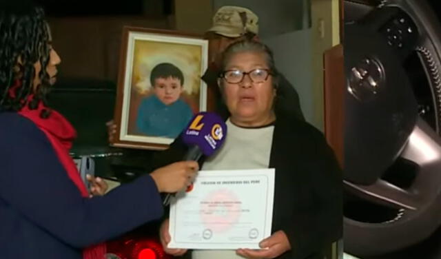 Madre de ingeniero asesinado muestra los logros académicos de su hijo. Foto: captura/Latina   