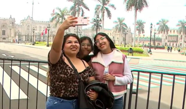 Los transeúntes solo pueden tomar las fotos detrás de las rejas. Foto: captura Canal N    