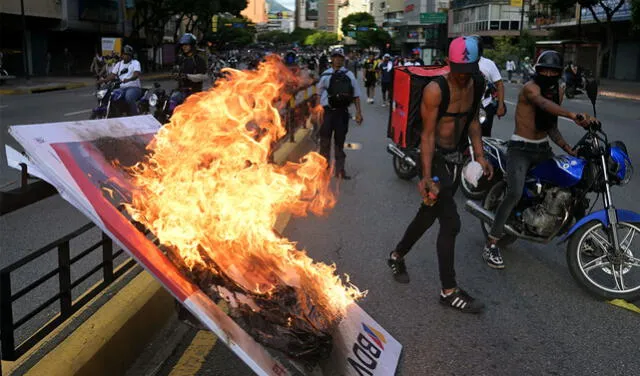  Protesta en Caracas contra el resultado del Consejo Nacional Electoral que otorgó la victoria a Maduro. Foto: AFP   