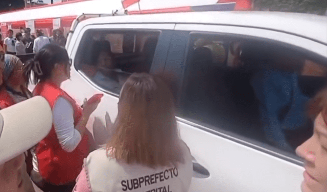  Ministra de la Mujer evadió preguntas desde camioneta institucional. Foto: captura de pantalla.   