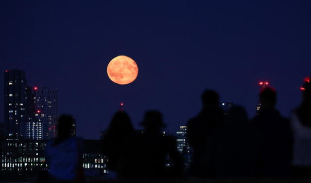  Observadores de Reino Unido reportaron un tono rojizo en la luna llena. Foto: Henry Nicholls/AFP   