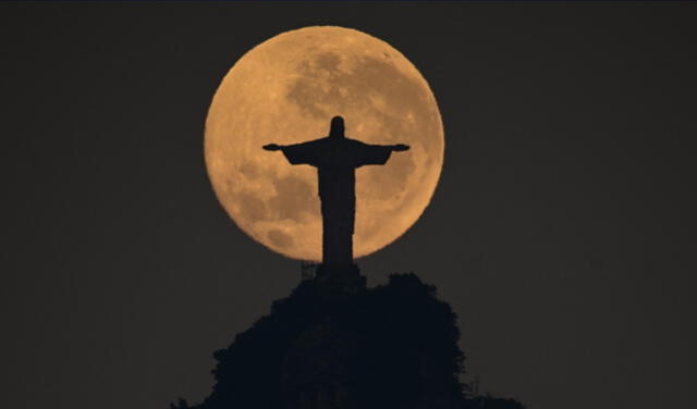 La Luna se esconde tras la estatua del Cristo Redentor en Río de Janeiro. Foto: Pablo Porcíuncula/AFP   