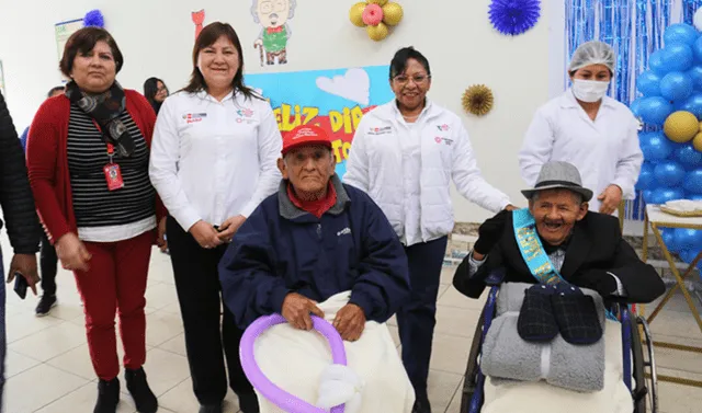 El longevo paciente celebró su cumpleaños acompañado de música y amigos del CAR Cieneguilla. Foto: Inabif   