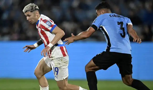  Uruguay igualó son goles ante Paraguay en el Centenario por la fecha 7 de las Eliminatorias 2026. Foto: AFP   
