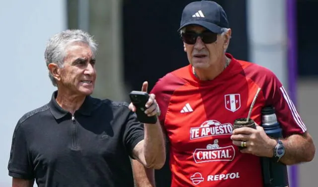 Juan Carlos Oblitas respaldó a Jorge Fossati al mando de la selección peruana.    