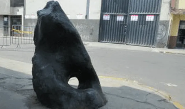 Cercado de Lima | Lima | Perú | Qué es una piedra horadada | Dónde queda la piedra del diablo | La piedra Horadada leyenda | La piedra del diablo | Leyenda de la piedra del diablo Lima | La piedra del diablo historia | La piedra del diablo leyenda | La piedra del Diablo Perú | La piedra del Diablo ubicación | Barrios altos | Peña horadada