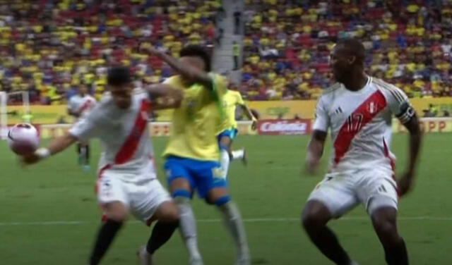 Carlos Zambrano fue titular en el Perú vs Brasil por la fecha 10 de las Eliminatorias. Foto: captura de Latina   