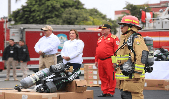 Dina Boluarte estuvo presente en entrega de equipamiento para bomberos. Foto: Andina   