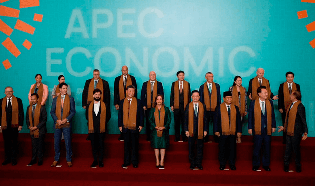 Joe Biden llegando último a la foto oficial de APEC 2024. | Foto: John Reyes / La República.   