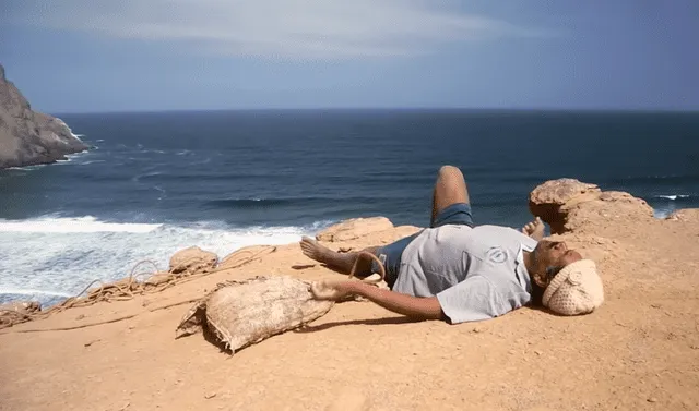  'Chicoca' es de la tercera edad y trabaja arduas horas en el desierto. Foto: captura de pantalla/Imineo Documentales/YouTube 