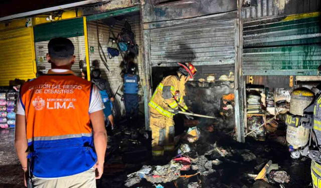 Incendio en emporio comercial de mochilas afectó mercancía de comerciantes.