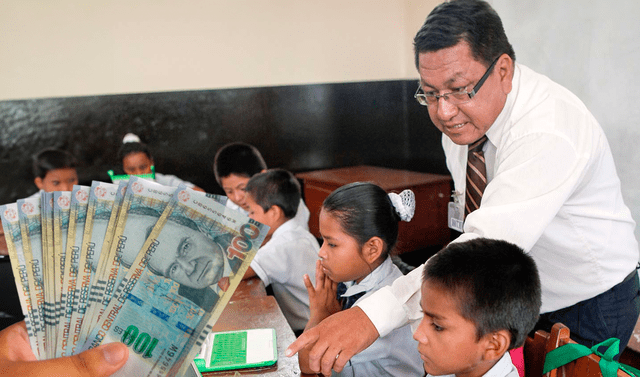 Docentes recibirán además aumento de sueldo en 2025. Foto: composición LR   