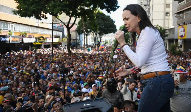 María Corina Machado se presentó ante la multitud para asegurar que este viernes 9 de enero acabará el régimen de Maduro. Foto: AFP   