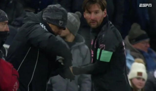 <em>Messi contrarrestró el frío con unas bolsas especiales dentro de sus guantes. Foto: captura de ESPN</em>   