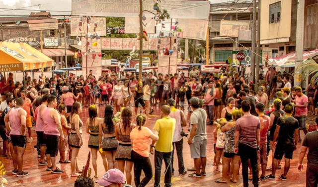 Los nuevos integrantes del sindicato reciben el "bautizo cachudo", siendo lanzados a una piscina con pintura roja. Foto: Sindicato de cachudos Pucallpa.<br><br> Los nuevos integrantes del sindicato reciben el "bautizo cachudo", siendo lanzados a una piscina con pintura roja. Foto: Sindicato de cachudos Pucallpa.<br><br>