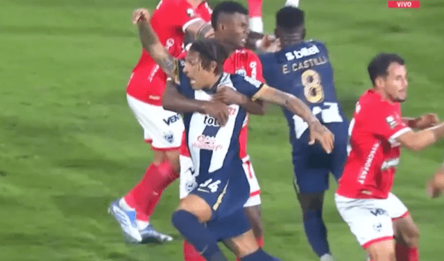Paolo Guerrero fue derribado en el área por el colombiano Jimmy Valoyes. Foto: L1 MAX Paolo Guerrero fue derribado en el área por el colombiano Jimmy Valoyes. Foto: L1 MAX