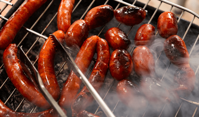 El nutricionista recomienda limitar el consumo de carnes rojas y procesadas a 1-2 raciones al mes. Foto: FreePik El nutricionista recomienda limitar el consumo de carnes rojas y procesadas a 1-2 raciones al mes. Foto: FreePik