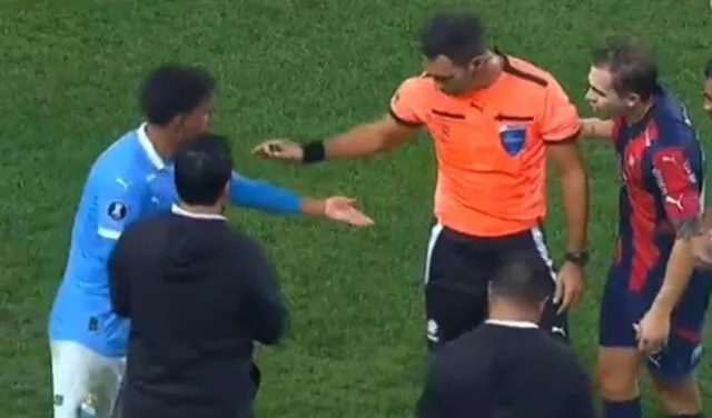 Jhilmar Lora le enseñó su diente al árbitro. Foto: captura/ESPN 7 Jhilmar Lora le enseñó su diente al árbitro. Foto: captura/ESPN 7