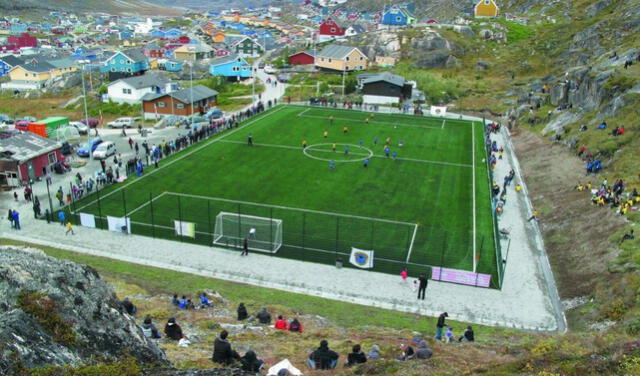 <em>Vista panorámica del Estadio Nacional de Nuuk, casa de la selección de Groenlandia. Posee césped artificial. Foto: KAK</em> <em>Vista panorámica del Estadio Nacional de Nuuk, casa de la selección de Groenlandia. Posee césped artificial. Foto: KAK</em>