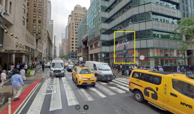 <em>En amarillo, el poste con las banderas que fueron arrancadas por el manifestante propalestino. Foto: captura de Google Street View</em>   