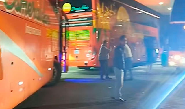 El hombre caminaba buscando el bus que lo llevaría a su destino. Foto: composición LR/ TikTok/ @naldolp4 El hombre caminaba buscando el bus que lo llevaría a su destino. Foto: composición LR/ TikTok/ @naldolp4