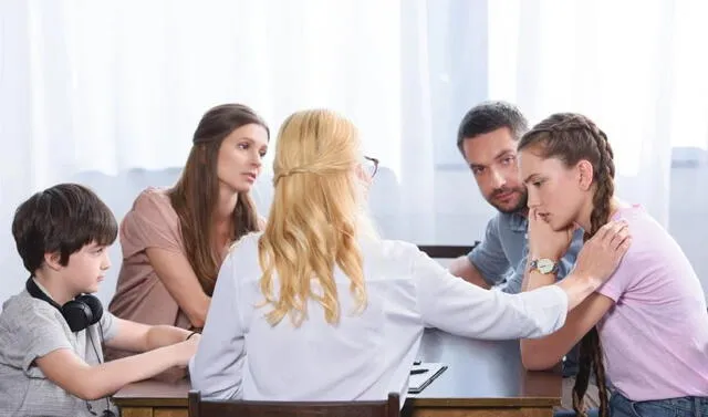 La psicóloga recomienda terapia familiar, ya que los adolescentes son el reflejo de sus padres