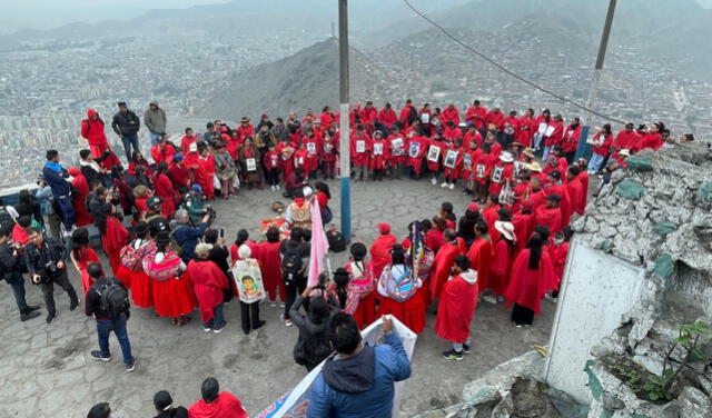 Manifestación de familiares de víctimas de represión del Estado en el Cerro San Cristobal | Foto: difusión. Manifestación de familiares de víctimas de represión del Estado en el Cerro San Cristobal | Foto: difusión.
