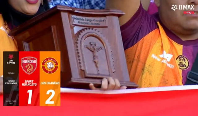  Además de la urna con las cenizas de Clodoaldo Yñigo Condori, los hinchas llevaron camisetas y banderolas con el rostro de su fundador. Foto: captura de L1 Max   