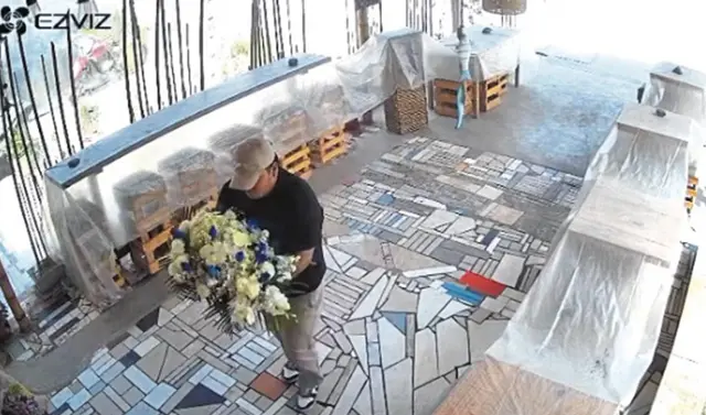 Cámaras de seguridad captaron a uno de los extorsionadores dejando el arreglo floral en casa de su víctima. Foto: Trome Cámaras de seguridad captaron a uno de los extorsionadores dejando el arreglo floral en casa de su víctima. Foto: Trome