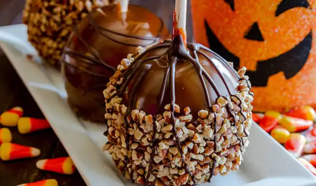  Manzanas crujientes cubiertas con una capa dorada de caramelo o chocolate. Foto: difusión    