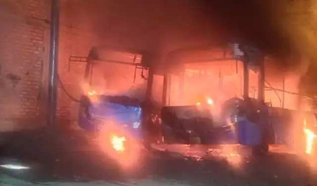  Dos buses de la empresa Estrella fueron incendiados durante la madrugada del 1 de diciembre. Foto: Difusión.   