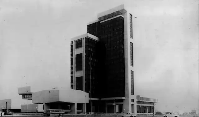  Vista de la entrada principal del edificio de Petroperú. Su inauguración tuvo lugar en 1973. Foto: Archivo de la familia Weberhofer   