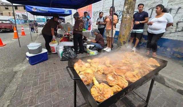 Vecinos organizaron pollada para cubrir gastos que no cubre el SIS. Foto: Kevinn García /LaRepública.   