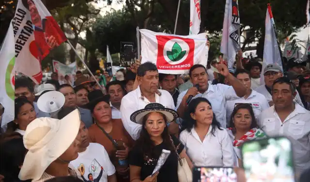 Adeptos de la alianza Venceremos, liderada por Ronald Atencio, también participaron de la manifestación. Foto: Carlos Felix /La República  