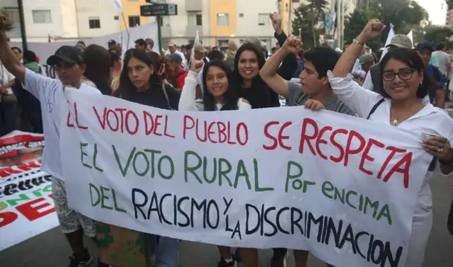  “El voto del pueblo se respeta. El voto rural por encima del racismo y la discriminación”, se leía en una pancarta. Foto: Carlos Felix /La República  