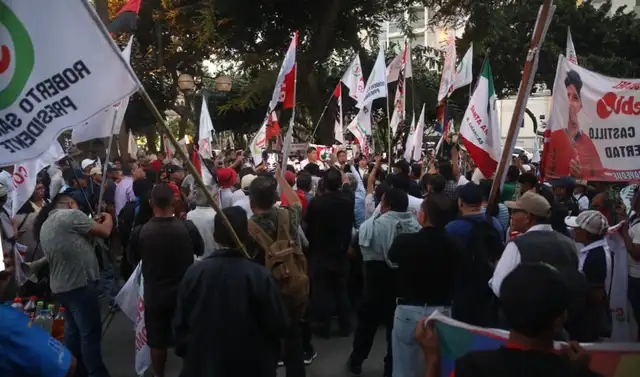 La protesta responde a una convocatoria realizada por el partido tras la renuncia de Piero Corvetto al máximo cargo de la ONPE y la decisión de la Junta Nacional de Justicia (JNJ) de aceptar su dimisión. Foto: Carlos Felix /La República  