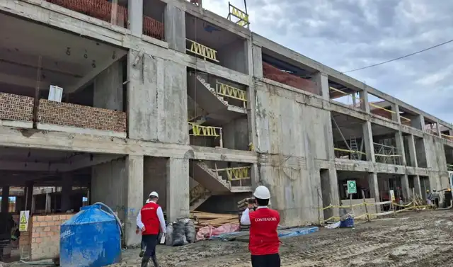Fábrica de chocolates invade obra de hospital.  