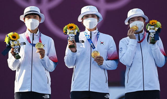 An San, Jang Min-hee y Kang Chae-young forman el equipo femenino de Tiro con Arco de Corea del Sur. Foto: Adek Berry/AFP