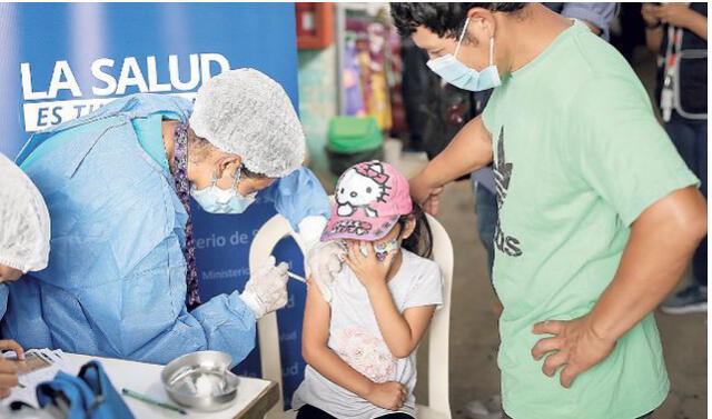 Exhortan a padres de familia a que menores se inmunicen contra la COVID-19. Foto: La República