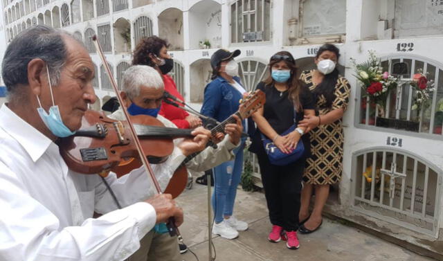 Familiares les llevaron serenatas a sus seres queridos. Foto: Jaime Mendoza Ruiz/ La República