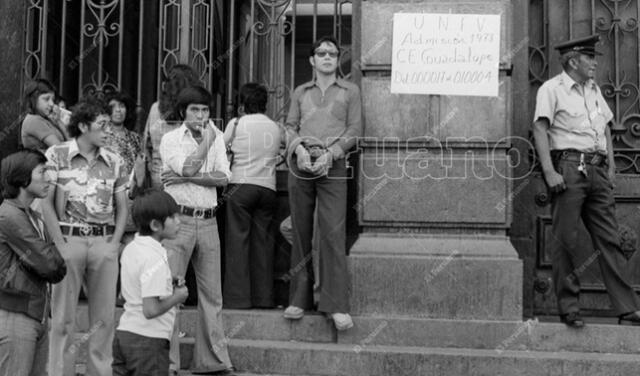 Lima, 12 de marzo de 1978. Exteriores del colegio Guadalupe donde se llevó a cabo el examen de admisión a la Universidad Nacional Federico Villarreal. Foto: Máximo Miralles/El Peruano   