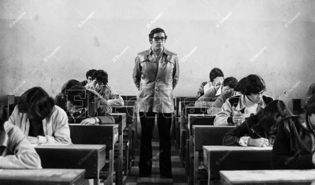 Lima, 24 de julio de 1977. Cientos de jóvenes acudieron al colegio Guadalupe para el examen de admisión de la Universidad Nacional Federico Villarreal a fines de la década del 70. Foto: José Risco/El Peruano   
