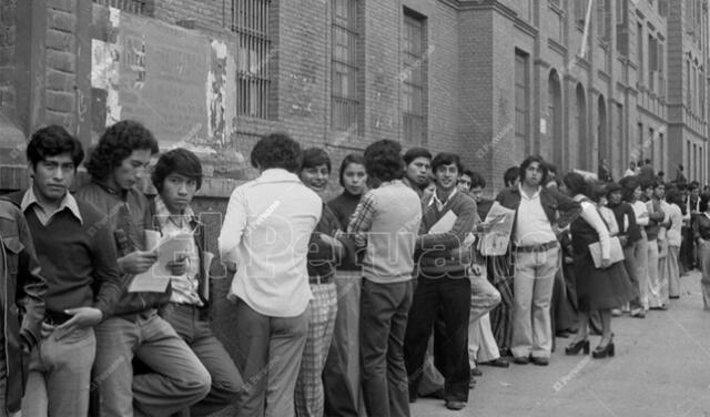 Lima, 20 de junio de 1977. Jóvenes postulantes a la UNFV. Foto: José Risco/El Peruano   