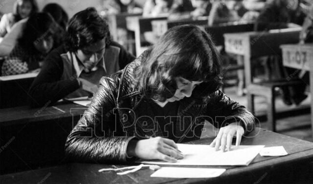 Lima, 24 de julio de 1977. Joven frente a un examen de admisión a la UNFV en un aula del colegio Isabel La Católica. Foto: José Risco/El Peruano   
