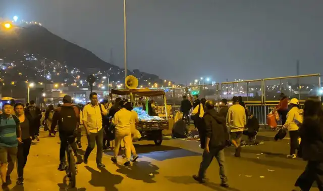  Comerciantes regresaron a ocupar sus puestos tras anuncio de la MML de liberación. Foto: Víctor Cervantes   