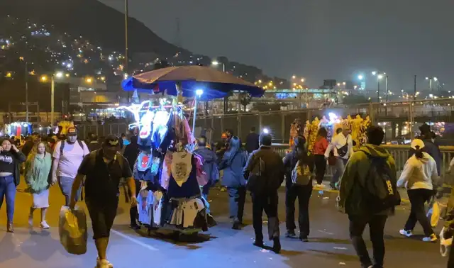  Comerciantes persisten en puente Ricardo Palma. Foto: Víctor Cervantes   