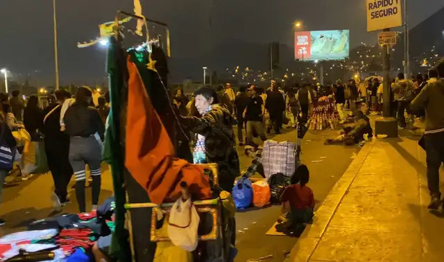 Comerciantes regresan a puente Ricardo Palma a ofrecer sus productos. Foto: Víctor Cervantes    