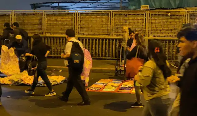  Comerciantes continúan en puente Ricardo Palma. Foto: Víctor Cervantes   
